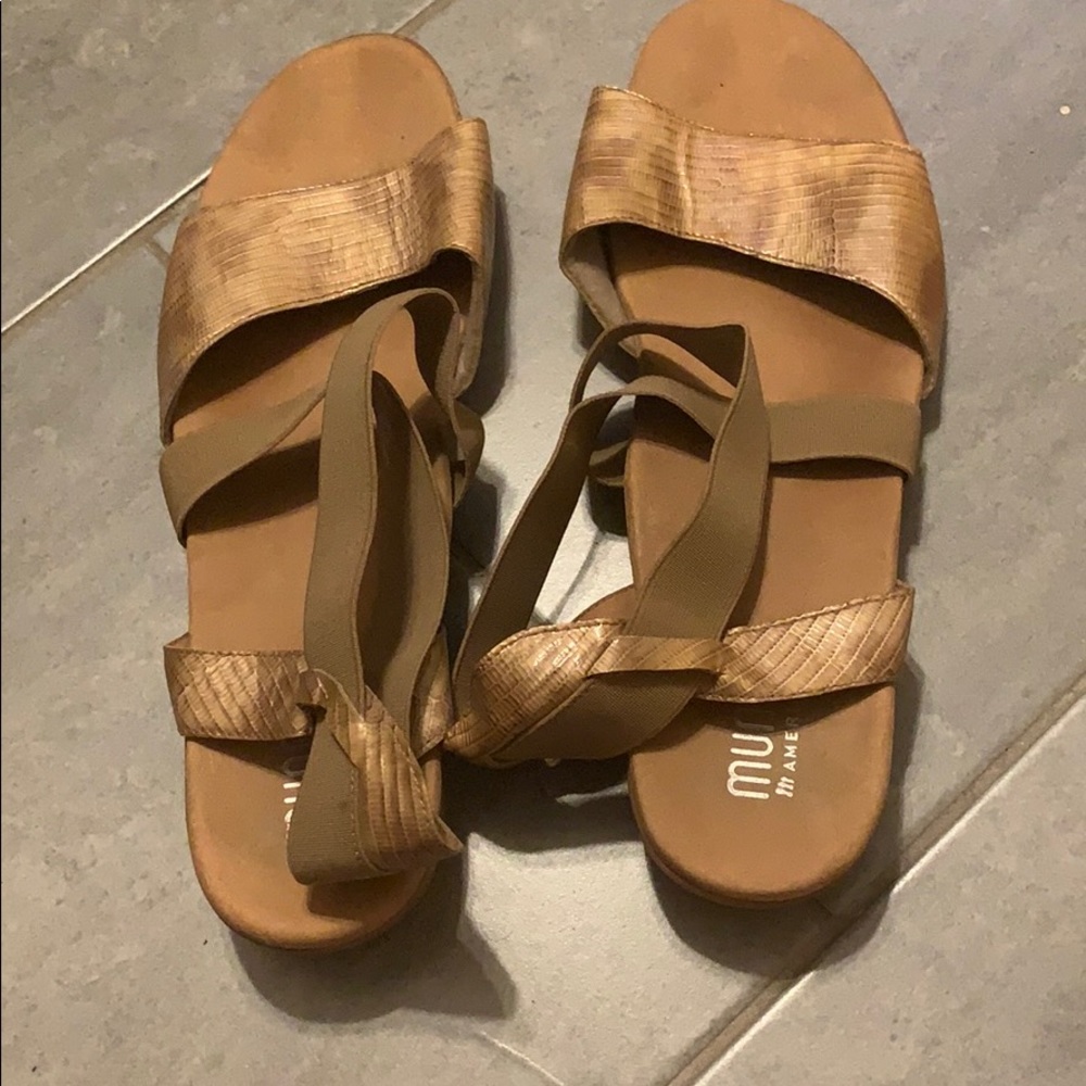 Hardly worn Munro sandals. BOTTOM CONTAINS LATEX